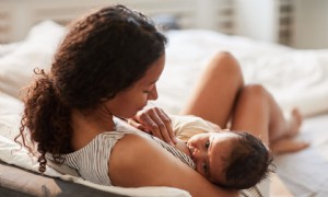 COVID und Stillen:Was Sie über das Stillen während der Pandemie wissen müssen