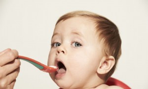 Stufe 1 Babynahrung:Wie Sie wissen, wann Sie mit fester Nahrung beginnen sollten 