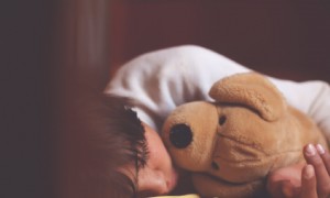 Wann sollte ein Kind aufhören, mit Kuscheltieren zu schlafen? Es ist viel später als Sie denken 