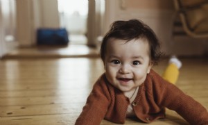 Wann mit Babys die Bauchlage beginnen – und wie es geht 