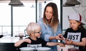 Wie viel zahlen Sie einem Babysitter oder einer Nanny für ein Wochenende? Hier ist, was Experten sagen 