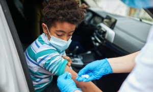 Familien mit niedrigem Einkommen stehen vor zusätzlichen Herausforderungen bei der Beschaffung von COVID-Impfstoffen für Kinder 