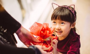 Sollten Kindermädchen und Babysitter Kinder und ihre Familien beschenken? 