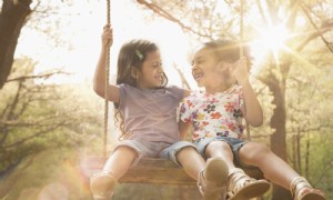 So bringen Sie Ihren Kindern bei, freundlich zu sein:6 Tipps für die Erziehung gutherziger Menschen 