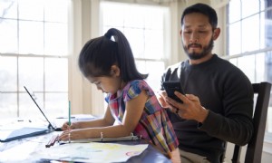 Die Schulen schließen wieder und die Eltern sind erschöpft 