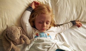 6 potenzielle Gefahren für Kleinkinderkissen plus 6 sicherere Kissenauswahl für Kinder