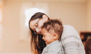 So stellen Sie ein Kindermädchen von Anfang bis Ende ein 