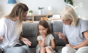 Toxische Großeltern:Warnzeichen, auf die man achten sollte und wie man damit umgeht 