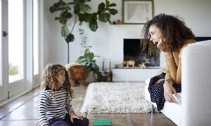 8 tolle Eisbrecher-Spiele für Kinder, die ein neues Kindermädchen oder einen neuen Babysitter kennenlernen 