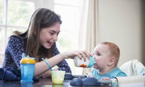 Wie alt muss man sein, um babysitten zu können? Alle Details laut Experten 