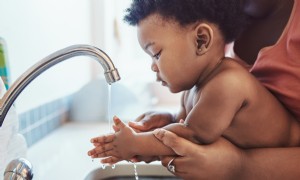 6 Fragen, die Kindermädchen und Babysitter stellen sollten, bevor sie sich während COVID um Kinder kümmern