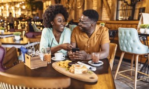 Eine neue Umfrage zum Valentinstag zeigt, dass Eltern sich nach einer Verabredungsnacht inmitten der Pandemie sehnen 