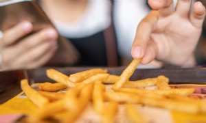 Wegen heimlicher Fast-Food-Mahlzeiten bricht Mama Besuche bei Oma ab 