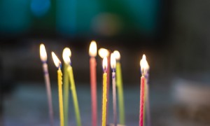 Die überdrüssige Tochter sagt, ihre Mutter erwartet jedes Jahr üppige Geschenke an den Geburtstagen ihrer Kinder 