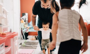 Meilensteine ​​der kindlichen Entwicklung zum ersten Mal seit 2004 aktualisiert:Was Sie wissen müssen 