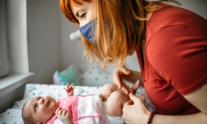 7 Fragen, die Sie einem Kindermädchen oder Babysitter stellen sollten, bevor Sie in der COVID-Ära einstellen 