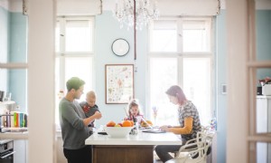 Wenn Sie an diesem Internationalen Frauentag #BreakTheBias wollen, beginnen Sie zu Hause 