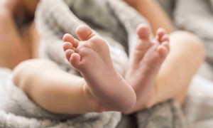 So pflegen Sie die Finger und Zehen Ihres Babys 