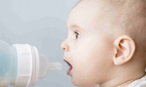 Testen Sie die Reflexe Ihres Neugeborenen 