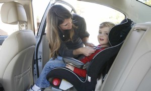 So schnallen Sie Ihr Kind in einem vorwärtsgerichteten Autositz an 