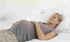 Möglichkeiten, während der Zwillingsschwangerschaft besser zu schlafen 