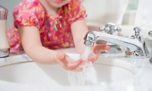 Gesunde Gewohnheiten, die Sie Ihrem Kind jetzt beibringen sollten 