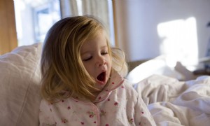 Was Eltern tun können, wenn ein Kleinkind sich weigert, ein Nickerchen zu machen 