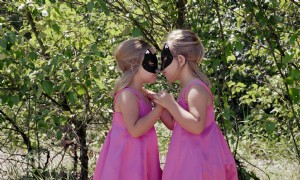 Möglichkeiten, Menschen zu helfen, Ihre Zwillinge auseinander zu halten 