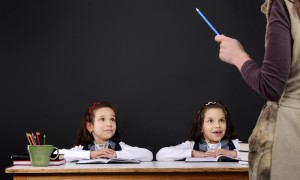 10 Gründe, Zwillinge zusammen in der gleichen Klasse zu halten