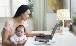 Braucht ein berufstätiger Elternteil Hilfe bei der Kinderbetreuung? 