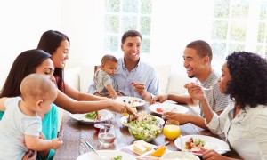 7 unerwartete Vorteile des gemeinsamen Essens als Familie, laut Wissenschaft