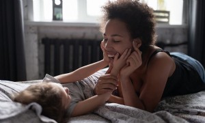 Mutter fragt Reddit, ob Elternschaft weniger schwierig wird und nun, die Ergebnisse variieren 