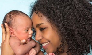 8 einfache Möglichkeiten, als berufstätige Mutter eine Bindung zu Ihrem Baby aufzubauen 