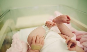 Ein Leitfaden von Kopf bis Fuß zu den körperlichen Merkmalen Ihres Neugeborenen 