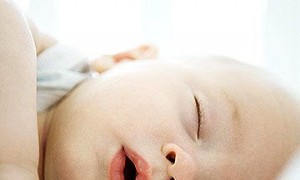 Baby nachts durchschlafen lassen 