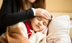 Beruhigende kranke Kinder in den frühen Morgenstunden 