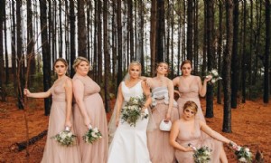 Diese Brautjungfer, die auf einem Hochzeitsfoto wie ein Boss pumpt, ist eine wunderschöne Hommage an die Normalisierung des Stillens 