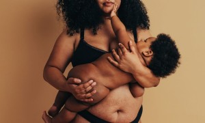 Auch nach meiner doppelten Mastektomie feiere ich die Schwarze Stillwoche 