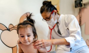 Die CDC hat ihre Entwicklungsmeilensteine ​​für Kinder aktualisiert – Folgendes müssen Eltern wissen 