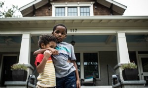 Die Erwachsenenbildung wirkt sich nachteilig auf schwarze Kinder aus, aber Eltern können Maßnahmen ergreifen, um dies zu verhindern 