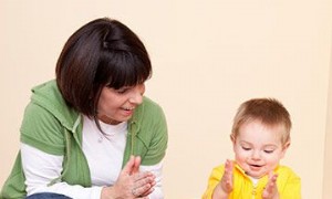 Aktivitäten zur Verbesserung der Feinmotorik:12-18 Monate