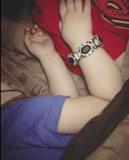 Die Freundlichkeit eines Fremden rettete den Tag, als das Kleinkind dieser Mutter sich weigerte, eine öffentliche Toilette zu benutzen 