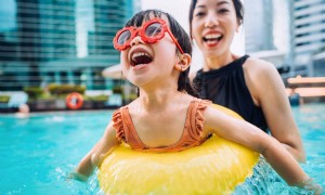 Ja, es ist eine gute Idee, Ihr Kind auch während der Pandemie in den Schwimmunterricht zu bringen 