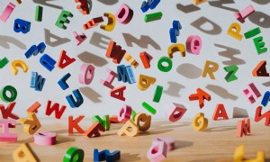 3 unterhaltsame Möglichkeiten, Ihren Kindern das Alphabet beizubringen 
