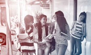 Wie Sie Ihrem Tween helfen können, mit seinen Freunden durch das Drama zu navigieren 