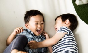 7 Möglichkeiten, Söhnen beizubringen, in der Welt freundlicher zu sein 