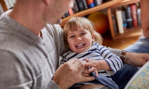Ich hasste es, als Kind gekitzelt zu werden, also warum sollte ich meinen Mann es unserer Tochter antun lassen? 