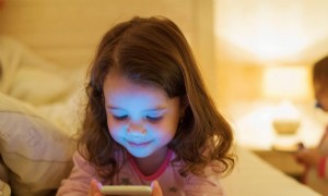 Warum Kinder vor (und während!) dem Schlafen die Bildschirme überspringen sollten 