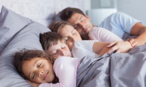 Wie bringe ich meinem Kind bei, alleine zu schlafen? 