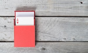 Lustige Kartenspiele für die ganze Familie, die jeder lernen kann 